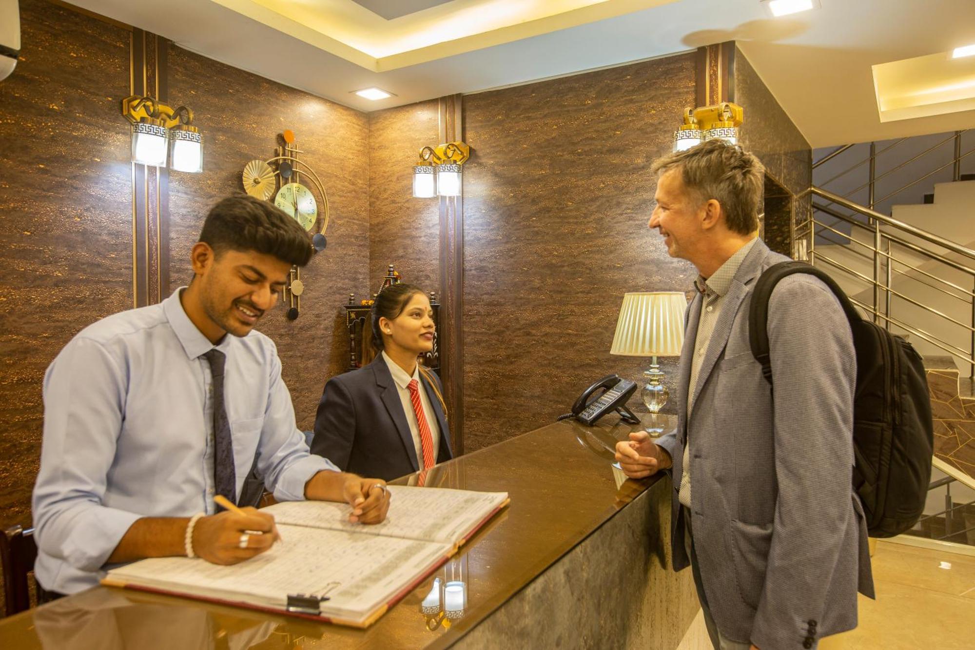 Hotel The Prithvi Near Delhi Airport ニューデリー エクステリア 写真
